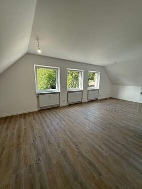 Wohnbereich.jpg - Frisch sanierte 2-Zimmer-Dachgeschosswohnung mit EBK in Versbach...!