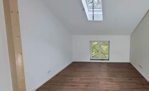 Zimmer mit Dachfenster - 