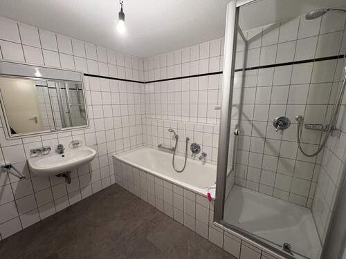 Badezimmer Wohnung 2.OG - 