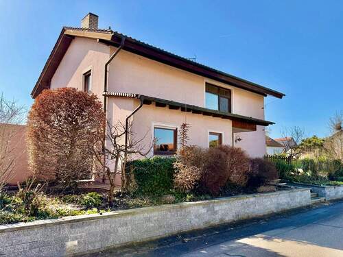 Außenansicht Straßenseite - Charmantes Einfamilienhaus mit 5,5 Zimmern und großzügigem Grundstück