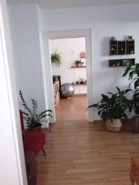 Durchblick vom Flur ins Büro und Wohnzimmer - 