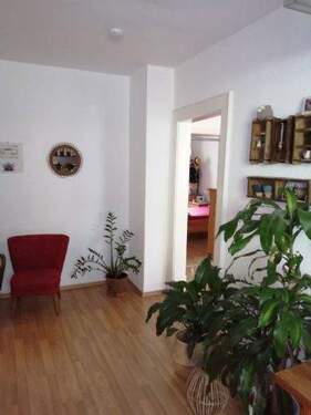 Zimmer 1 Büro mit Blick ins Schlafzimmer - 