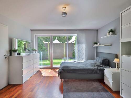 Helles Kinderzimmer mit Zugang zum Garten - 