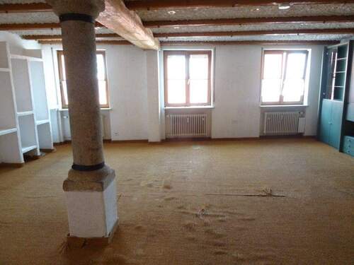 Wohnzimmer - Handwerker gesucht - 2-Zimmer Wohnung mit Balkon im Zentrum