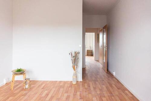 Wohnzimmer Vergleichswohnung - 2-Raum-Wohnung mit Badewanne und offener Küche