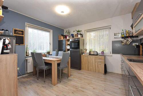 Küche mit angrenzender Speisekammer - 