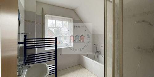 Bad mit Dusche und Wanne - 