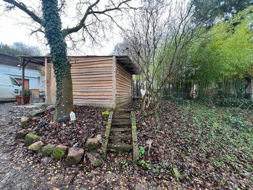 Unterstellplatz mit Schuppen - 