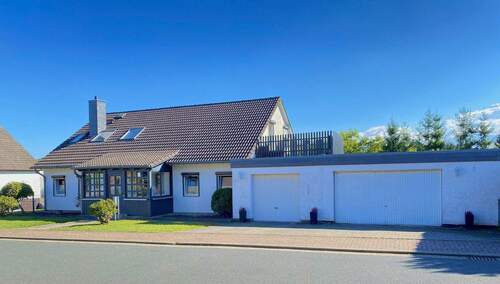 Hausansicht mit Doppelgarage - 7 Zimmer Mehrfamilienhaus, Wohnhaus in Lamspringe OT Harbarnsen