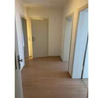 SCHÖN GESCHNITTENE DREIZIMMERWOHNUNG MIT EINBAUKÜCHE IM HERZEN VON NEUSS