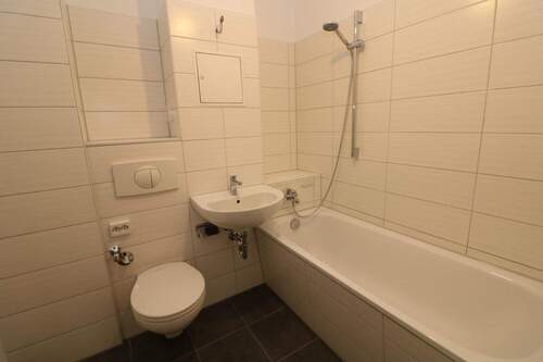 Beispiel Bad mit Wanne - Schicke Wohnung statt Bett im Kornfeld...3-RW mit heller Küche, Wanne u. Balkon!!!