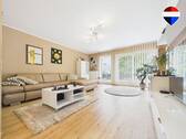 REMAX Immobilien DeLux Eigentumswohung Wohnzimmer Saarlouis Mark Borowicz - Moderne Wohnatmosphäre in Saarlouis-Steinrausch - offen, hell und attraktiv
