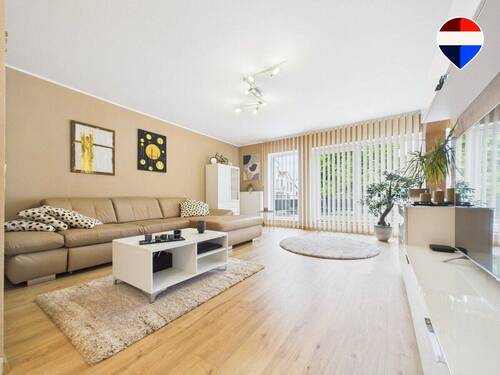 REMAX Immobilien DeLux Eigentumswohung Wohnzimmer Saarlouis Mark Borowicz - Moderne Wohnatmosphäre in Saarlouis-Steinrausch - offen, hell und attraktiv