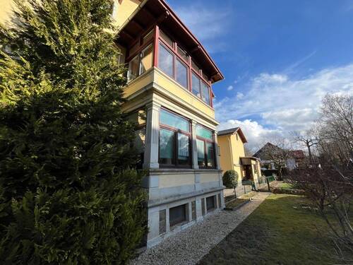 Wohnungseingang rechts - Mehrfamilienhaus, Wohnhaus in Dresden / Langebrück