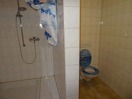 Bad (Teilansicht) - Etagenwohnung mit 62,00 m² in Glonn zur Miete
