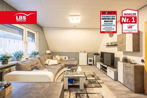 Wohnzimmer (mit früherer Einrichtung) - 3,5-Zimmer Dachgeschoß-Wohnung - 91.000,00&nbsp;EUR Kaufpreis, ca.&nbsp; 67,40&nbsp;m&sup2;&nbsp;Wohnfl&auml;che