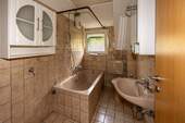 Tageslichtbad mit Badewanne - 
