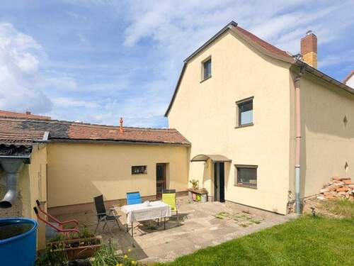 Haus mit Nebengelassen - 