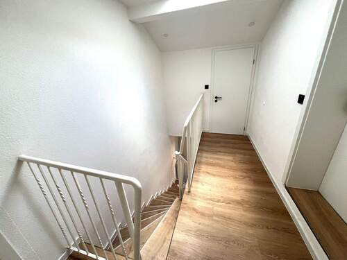 Treppenhaus zum DG - Etagenwohnung mit 85,40 m&sup2; in Nußbaum zur Miete
