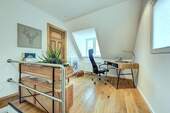 Treppenaufgang / Arbeitsplatz im Dachgeschoss - 