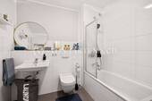 Bad mit Duschwanne - 