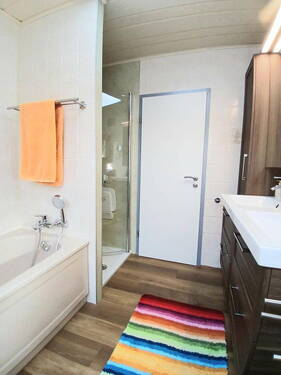 EG: Bad m. bodenebener Dusche - 