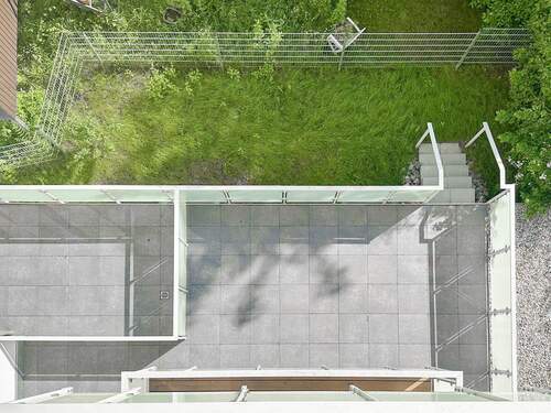 Große Terrasse mit Gartenzugang - 