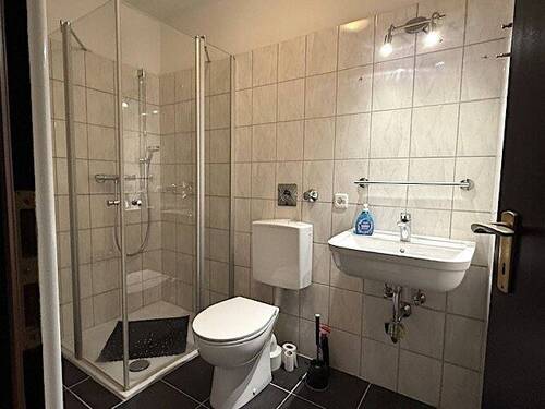 Bad mit Dusche - 