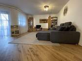 Wohnzimmer_1 - Charmante 3-Zimmer-Wohnung mit sonnigem Südwest-Balkon - renoviert & fußläufig zur S-Bahn!