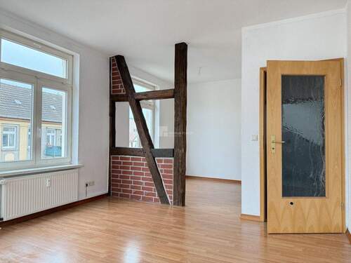 Im Wohnzimmer - Super sonnige 2 Zi Innenstadtwohnung mit Wannenbad und EBK