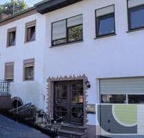 Aus Bankverwertung! Zwei nebeneinanderliegende Reihenwohnhäuser mit Garage - Kirf Meurich