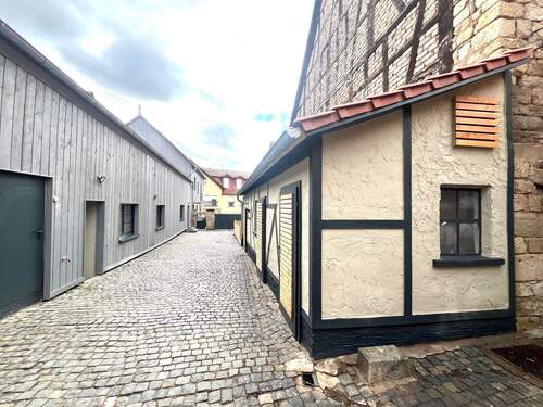 Innenhof mit Nebengebäude - 