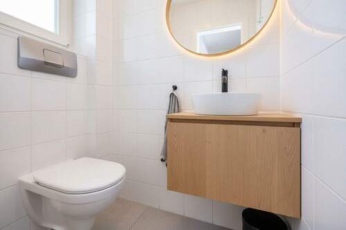 Gäste-WC EG. KI modifiziert - 