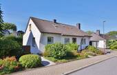 Hausansicht Straße - Ein-bis Zweifamilienhaus mit viell zusätzlicher Nutzfläche und vielen Möglichkeiten in beliebter, innenstadtnaher Lage von Haan