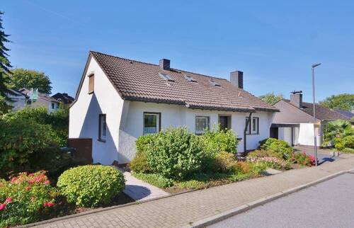 Hausansicht Straße - Ein-bis Zweifamilienhaus mit viell zusätzlicher Nutzfläche und vielen Möglichkeiten in beliebter, innenstadtnaher Lage von Haan