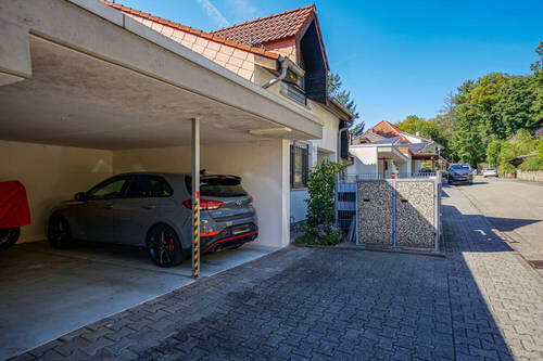 Überdachter Stellplatz vor dem Haus - 
