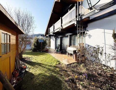 Terrasse und Gartenhaus - 