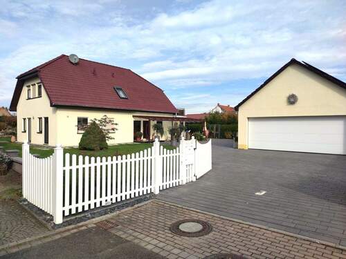 Einfahrt mit Garage - 