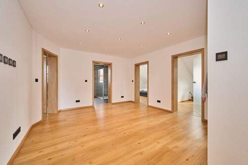 Diele OG - Einfamilienhaus mit 240,00 m&sup2; in Sünching zum Kaufen