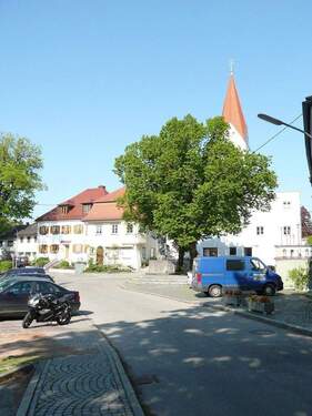 Marktplatz 1 mit Cafe - Zentrum Isen: Baugrundstück mit außergewöhnlicher Entwicklungstiefe