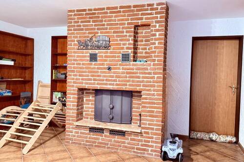 Flur mit Kamin im Kellergeschoss - 