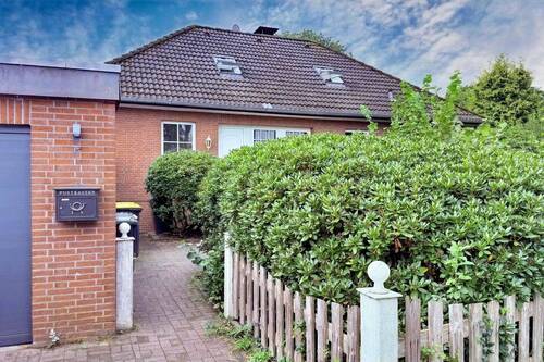 Außenansicht - PROVISIONSFREI ! Großzügiges Einfamilienhaus in fantastischer Lage !