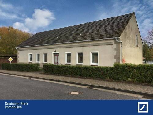 Frontansicht - Ein großes Wohnhaus sucht neuen Eigentümer mit Mut zur Sanierung!