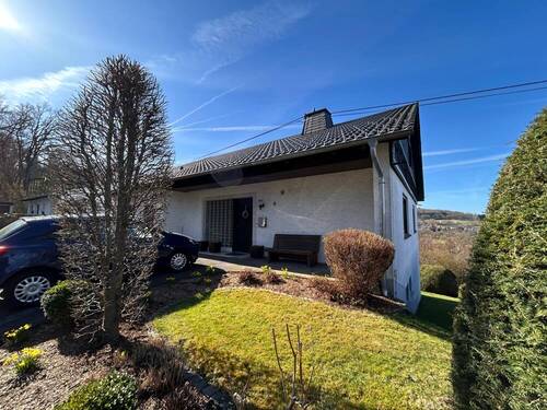 Straßenansicht - 6 Zimmer Mehrfamilienhaus, Wohnhaus in Nistertal