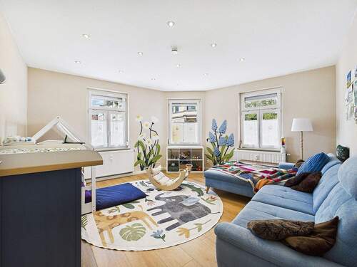 EG: Wohnzimmer - 1 Zimmer Mehrfamilienhaus, Wohnhaus in Stuttgart