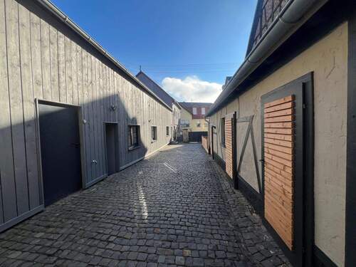 Hinterhaus mit Innenhof und Nebengebäüde - 