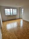 Wohnzimmer - +++Großzügige Wohnung mit Parkett, TG-SP, Balkon und schönem Weitblick+++