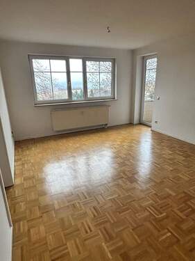 Wohnzimmer - +++Großzügige Wohnung mit Parkett, TG-SP, Balkon und schönem Weitblick+++