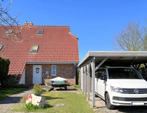 Straßenansicht - Vermietete Doppelhaushälfte mit Fernwärme in ruhiger Lage von Wacken - Baujahr 2000