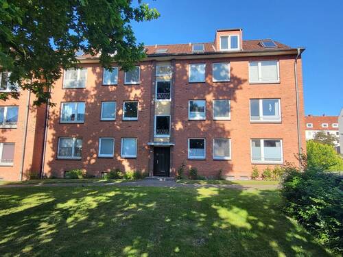 Objektansicht - Gepflegtes MFH (11 Wohnungen + 3 Garagen) auf Erbbaugrundstück in Lübeck-St. Jürgen (Nähe Uni)